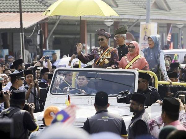 Undang Luak Jelebu Datuk Maarof Mat Rashad dan isteri Tok Puan Mahawa Mohd Som melambaikan tangan kepada rakyat Luak Jelebu pada Majlis Istiadat Pertabalan Undang Luak Jelebu Ke-16 di Balai Undang Luak Jelebu, hari ini. Foto: Bernama