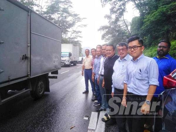 William (dua dari kanan) menunjukkan jalan yang dilarang dilalui kenderaan berat pada waktu puncak. 