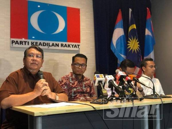 Ahmad (kiri) pada sidang media selepas Mesyuarat Biro PKR hari ini.