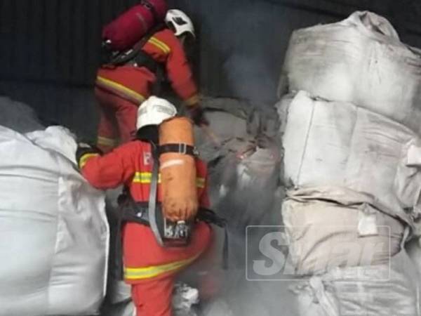 Anggota bomba mengasingkan bahan kimia di stor di sebuah kilang di Kawasan Perindustrian Pontian petang tadi.