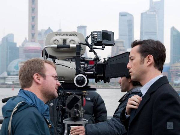 Pengarah dan penulis Rian Johnson dan Joseph Gordon-Levitt pada set Looper.