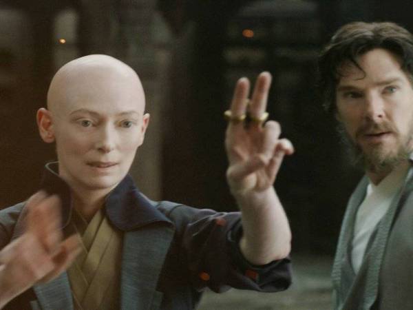 Tilda Swinton memainkan peranan sebagai The Ancient dalam Strange Doctor. - Foto Film Frame