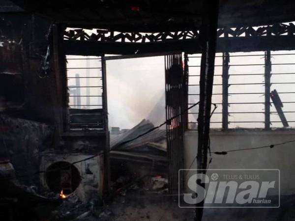 Keadaan rumah yang hangus dalam kejadian kebakaran di Jalan 13 Kepong Ulu pagi tadi.