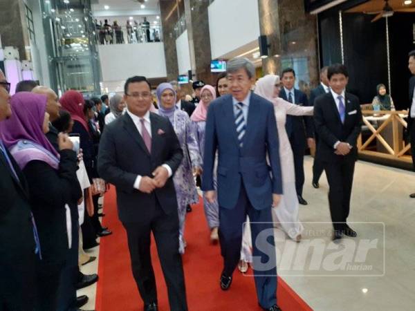 Amirudin (kiri) mengiringi Sultan Selangor, Sultan Sharafuddin Idris Shah ketika baginda berkenan merasmikan Avisena Womens and Children Specialist Hospital hari ini.