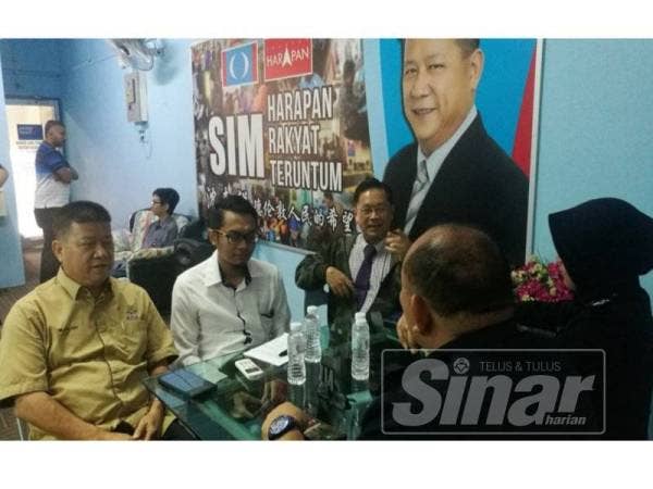 Chon Siang (kiri) dan Hon (kanan) memberi keterangan polis.