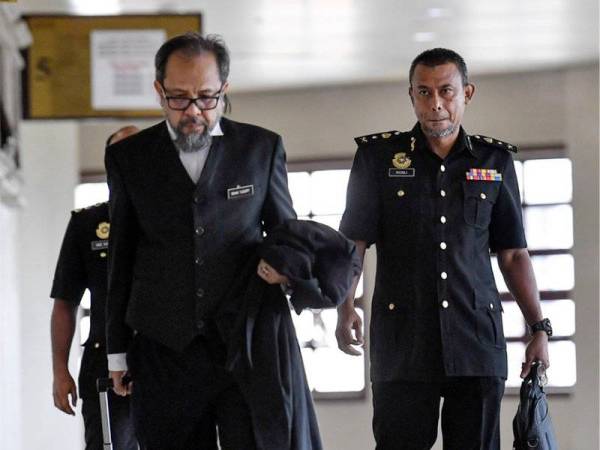 Saksi pendakwaan, Penolong Kanan Pesuruhjaya Bahagian Operasi Khas Suruhanjaya Pencegahan Rasuah Malaysia, Rosli Husain (kanan) ketika hadir pada perbicaraan salah guna kuasa bekas Perdana Menteri, Datuk Seri Najib Tun Razak membabitkan dana SRC International Sdn Bhd di Mahkamah Tinggi yang memasuki hari ke-54, Isnin lalu. - Foto Bernama