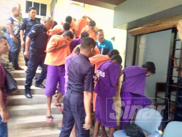 12 lelaki yang dihadapkan di Mahkamah Majistret Temerloh hari ini selepas didakwa terlibat dalam pergaduhan berkumpulan pada 11 0gos lalu yang turut menyebabkan seorang lelaki terbunuh.