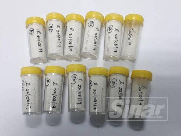 12 botol serbuk putih dipercayai dadah jenis heroin dan satu straw mengandungi 10 biji pil merah ini dirampas dalam tangkapan yang dilakukan di Rantau Abang, Dungun.