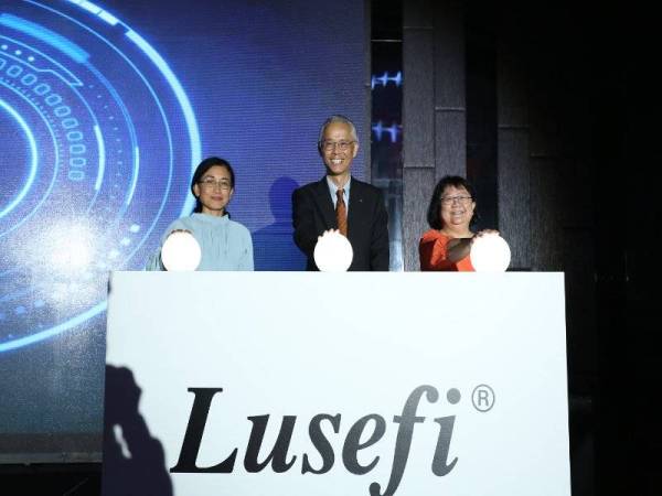 DARI KIRI Dr Zanariah, Tatezono dan siew Pheng ketika merasmikan pelancaran Lusefi di Kuala Lumpur baru-baru ini.