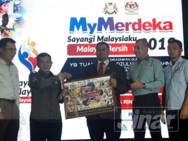 Dzulkefly (tengah) menyempurnakan gimik perasmian program MyMerdeka Sayangi Malaysiaku 2019 di Pasaraya Mydin Mutiara Rini di sini hari ini.