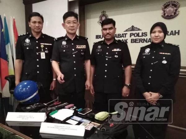 Chee Khoon (dua dari kiri) bersama pegawainya menunjukkan barangan dirampas pada sidang media di IPD Sabak Bernam.