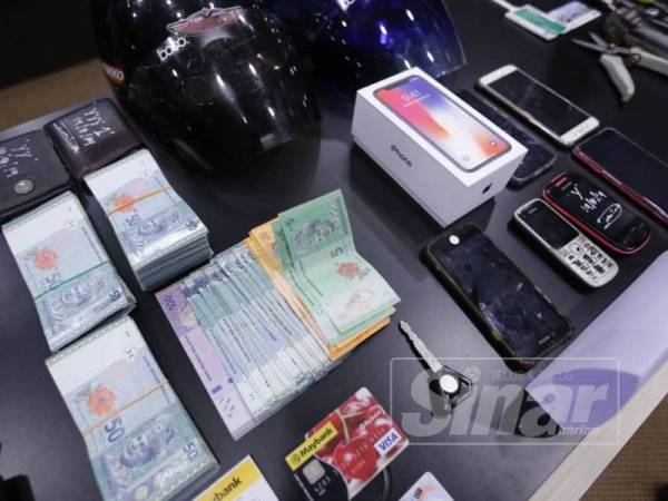 Wang tunai dan telefon bimbit yang dirampas dari kesemua suspek.