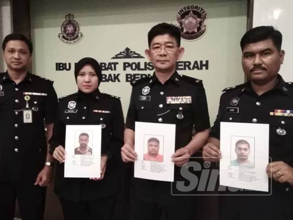 Chee Khoon (dua dari kanan) bersama pegawainya menunjukkan wajah tiga individu yang dikehendaki bagi membantu kes pembunuhan seorang warga emas.