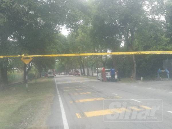 Kawasan di luar kilang dikawal rapi.