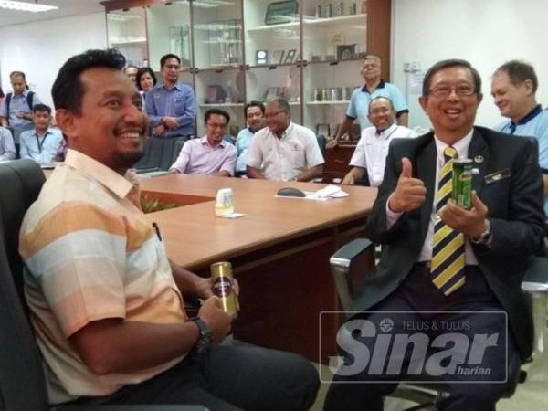 Mohammad Nizar pada sidang media di Kilang Nihon Canpack (Malaysia) di Taman Perindustrian Bemban hari ini.