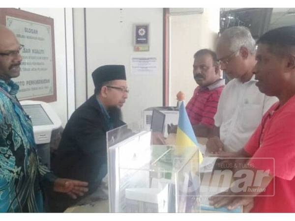 Wakil PSM ketika menyampaikan surat berkenaan kepada pihak LHDN Ipoh