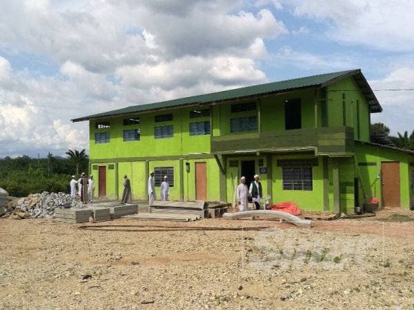 Bangunan uzur digunakan untuk sesi kelas, makan, solat, dan rehat.