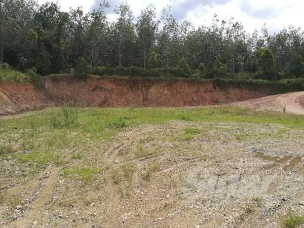 Tapak tanah bagi pembinaan masjid.