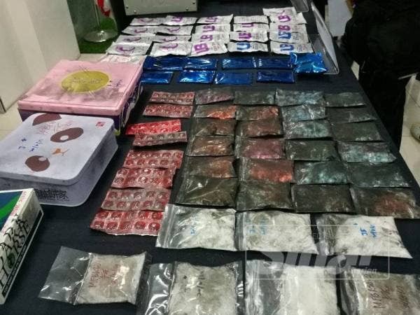 Antara rampasan yang dibuat susulan tertangkapnya tiga individu di Kepong, Selasa lalu.