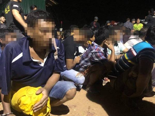 Antara warga asing yang ditahan dalam Op Sapu di kawasan perkampungan haram di Segambut Dalam, Kuala Lumpur awal pagi tadi.