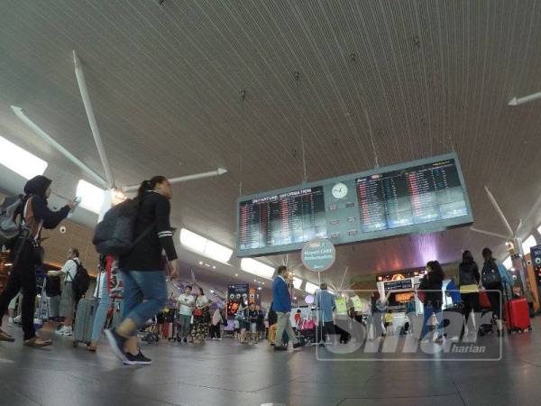 Keadaan semasa di Lapangan Terbang Antarabangsa Kuala Lumpur (KLIA2) sedikit sesak susulan gangguan sistem yang dialami. - FOTO ZAHID IZZANI
