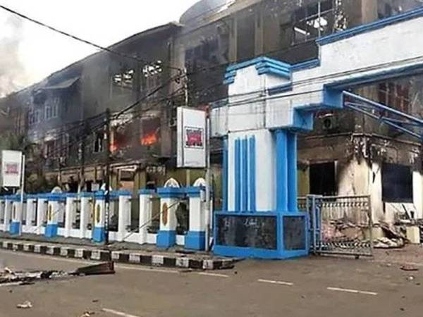 Lebih 200 banduan di bandar Sorong yang melarikan diri ketika penjara mereka dibakar penunjuk perasaan dilaporkan kembali secara sukarela. - Foto AFP