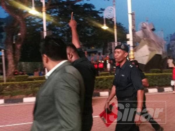 Penganjur himpunan Bantah Tulisan Jawi di Brickfields di sini ditahan polis untuk diambil keterangan.