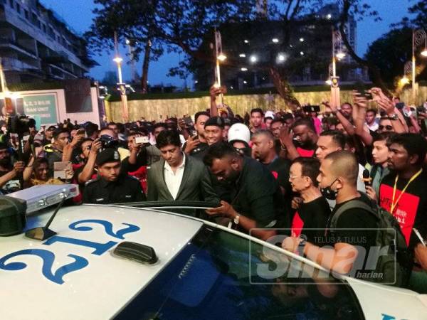 Salah seorang penganjur yang ditahan polis bagi membantu siasatan berhubung penganjuran himpunan di Brickfields.