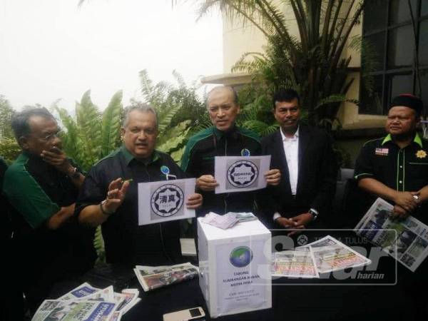 Maamor (dua dari kiri) menunjukkan logo halal yang menggunakan bahasa lain selain daripada tulisan jawi di satu sidang media di sini hari ini.