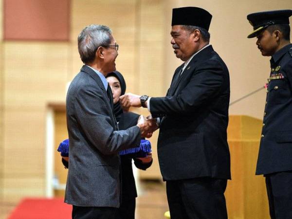Menteri Pertahanan Mohamad Sabu menyampaikan Pingat Jasa Malaysia (PJM) kepada Veteran Angkatan Tentera Malaysia, WeeChong Siang, 70, pada majlis penganugerahan PJM kepada Veteran Angkatan Tentera Malaysia (ATM) peringkat negeri Kedah, Pulau Pinang dan Perlis di Asian Institute of Medicine, Science and Technology (AIMST) University, Bedong hari ini. - Foto Bernama 