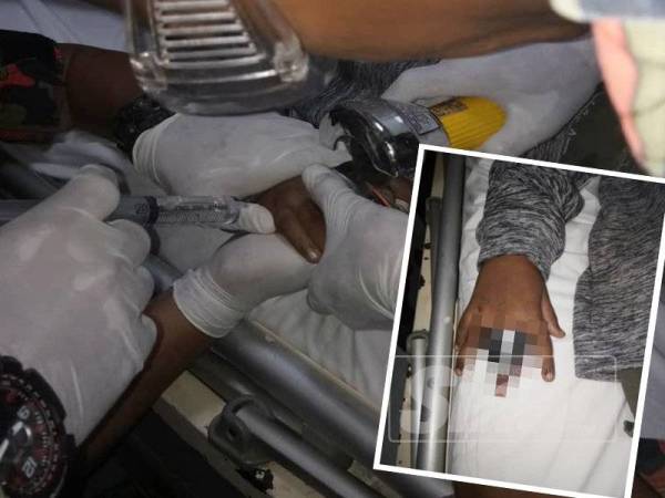 Anggota dari BBP Bukit Angin berusaha mengeluarkan jari mangsa yang tersepit pada tombol pintu. (Gambar kecil, keadaan jari mangsa yang tersepit pada tombol pintu.)