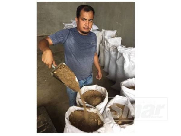 Abdul Hakki menunjukkan Dedak ubi kayu yang dicampur bersama dengan bijirin.