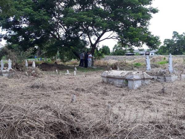 Kawasan perkuburan lama dibersihkan secara sukarela oleh MJJ Maintenance Sdn Bhd bagi memudahkan PSMCK membuat kajian dan memulihara kawasan bersejarah tersebut.