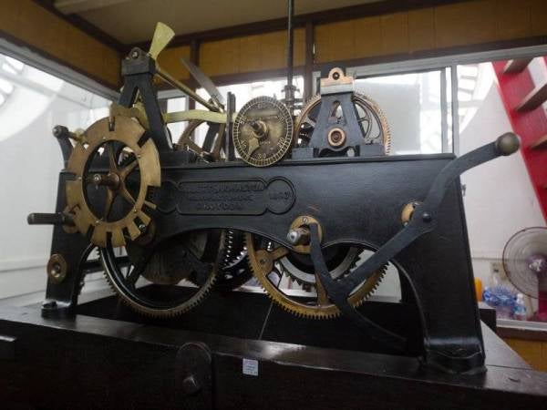 Mesin jam besar bangunan Sultan Abdul Samad masih lagi dalam keadaan baik ketika tinjauan kerja penyelenggaraan jam besar itu sempena Hari Kebangsaan ke-62. - Foto Bernama