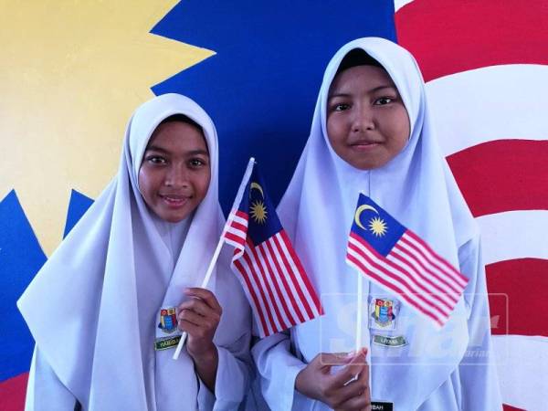 Nur Liyana (kanan) dan Nur Habibah Najwa bersama Jalur Gemilang.