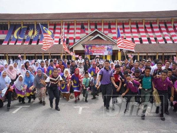 Sebahagian daripada 600 pelajar yang menyambut ketibaan konvoi pasukan Kayuhan Merdeka di SMK Seri Nilam.