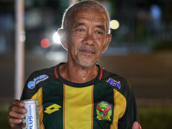Nasir melakukan latihan larian bersama pelari muda sejauh 10 kilometer (km) di sekitar Bandaraya Alor Setar semalam. - Foto Bernama