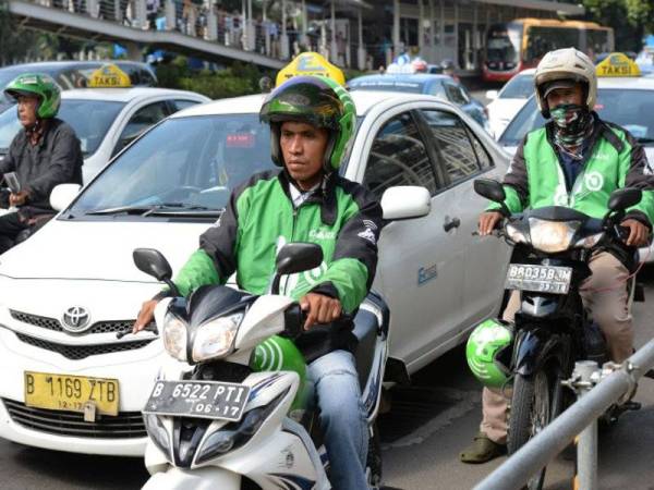 Di Jakarta, amalan membonceng motosikal menggunakan perkhidmatan Gojek adalah perkara biasa di kota berpenghuni lebih 10 juta orang itu, yang kesesakan trafiknya tiga kali ganda berbanding Kuala Lumpur.