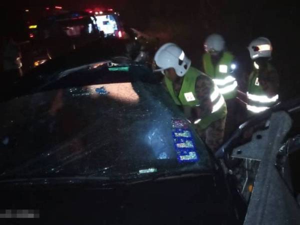 Anggota bomba dari Balai Bomba dan Penyelamat Gerik menjalankan operasi mengeluarkan mangsa yang tersepit.