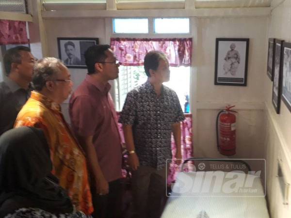 Dari kanan, Mohamaddin, Mohd Amirul dan Azemi melihat foto-foto lama yang terdapat di dalam Rumah Kelahiran Mahathir Mohamad.