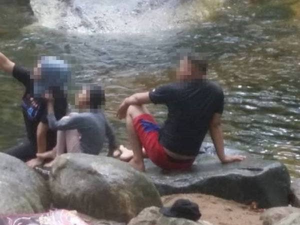 Salah seorang lelaki yang dicekup kerana tidak solat Jumaat bersama ahli keluarganya.