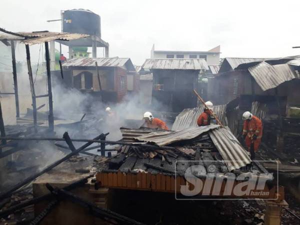 Anggota bomba berusaha memadamkan kebakaran di madrasah terbabit yang menyaksikan lapan unit asrama musnah.