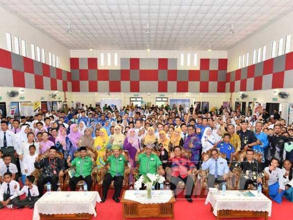 Wan Azhar dan Wahi bersama pelajar sekolah sempena Program Sentuhan Kasih@JPT 2019 Bersama Masyarakat Orang Asli di SMK Lepar Pekan kelmarin.