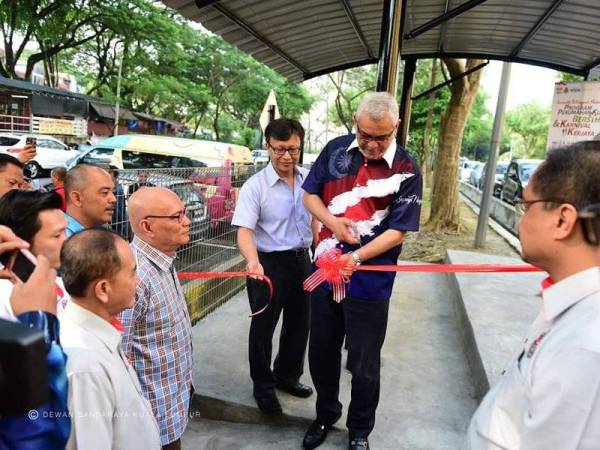Khalid memotong riben sebagai gimik pelancaran program Perumahanku Bersih dan Karnival Kerjaya di PPR Pekan Kepong Jalan Silang hari ini. - Foto: DBKL