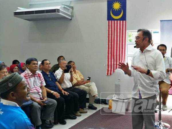 Anwar ketika sesi dialog DSAI bersama Komuniti dan NGO di Bukit Besar di sini hari ini.