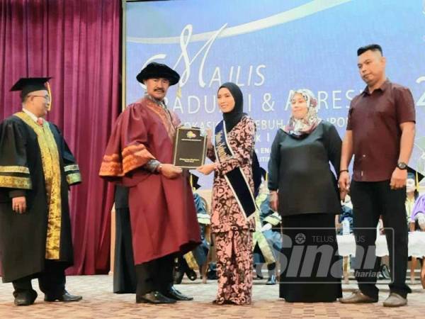 Abu Bakar (dua dari kiri) menyerahkan sijil kepada Syasya Afiqah Mohammad Hafiz yang menerima Anugerah Tokoh Kokurikulum sempena Majlis Graduasi & Apresiasi Kolej Vokasional Lebuh Cator 2019, di sini hari ini.