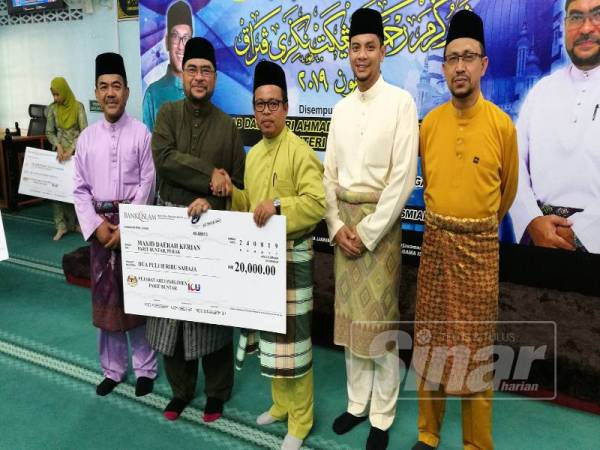 Mujahid (dua dari kiri) menyerahkan cek replika sumbangan kerajaan Persekutuan kepada Pengerusi Jawatankuasa Kariah Masjid Daerah Kerian, Mohd Sabli Bakri (tiga dari kiri) sempena Majlis Pelancaran Program Rahmah Peringkat Negeri Perak hari ini.
