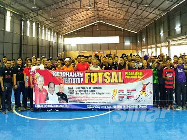 Mustapa bersama sebahagian yang hadir menjayakan Kejohanan Tertutup Futsal Piala Ahli Parlimen Jeli, di sini hari ini.