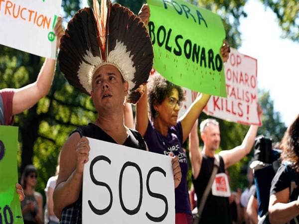 Penunjuk perasaan mengadakan demonstrasi membantah penebangan hutan di Amazon dan dasar alam sekitar kerajaan. - Foto AFPt
