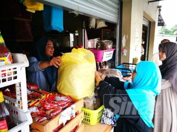 Hasil kegigihan pengusaha keropok keping di Pengkalan Setar, kampung itu kini terkenal sebagai pusat pengeluar keropok keping terbesar di Terengganu.